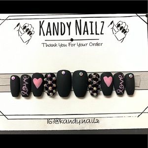 “Love Cushion” 🖤💗 Hand Painted Press-On Nails